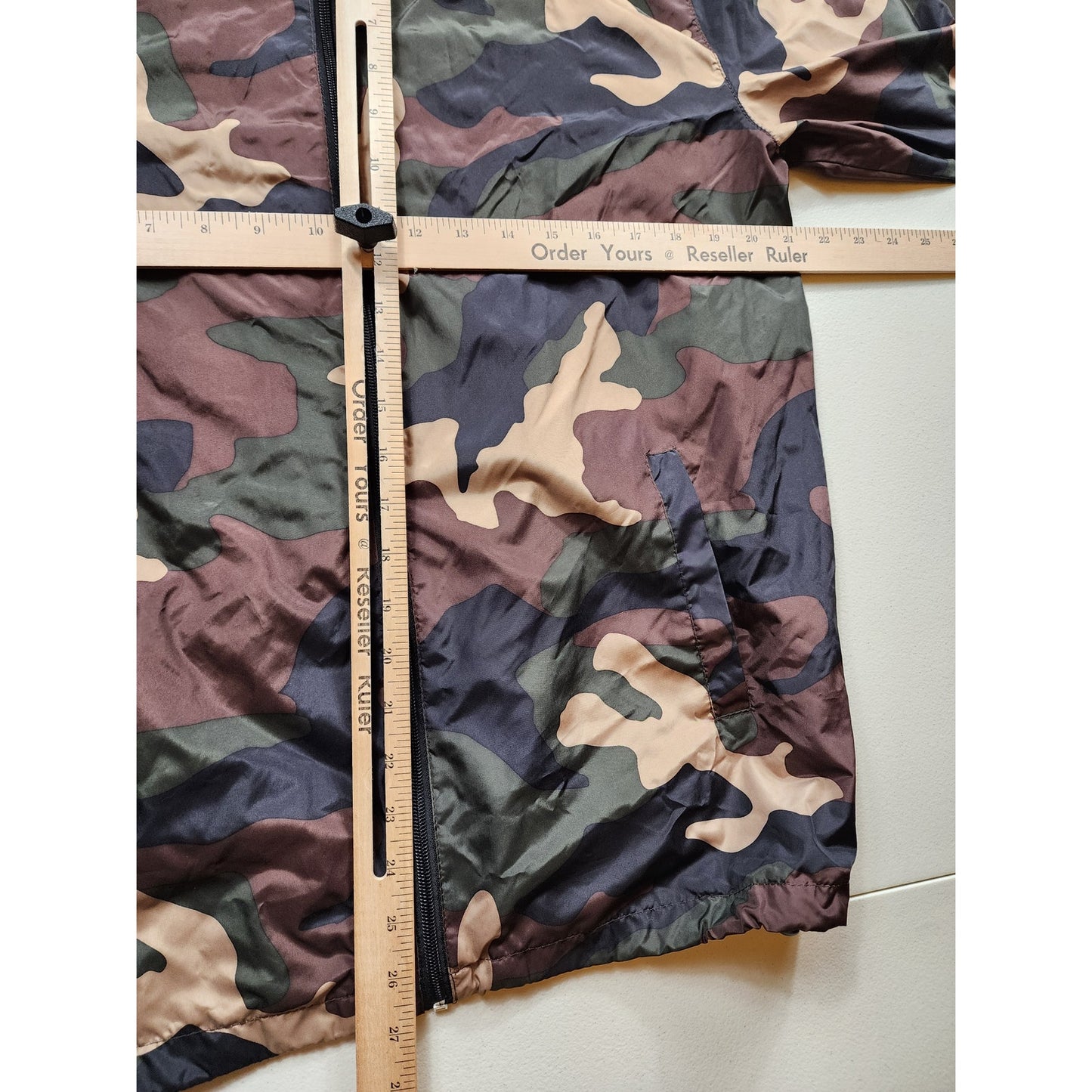 Beautiful Giant Camo Windbreaker Jacket Mens Medium Zip Up Hooded Lightweight