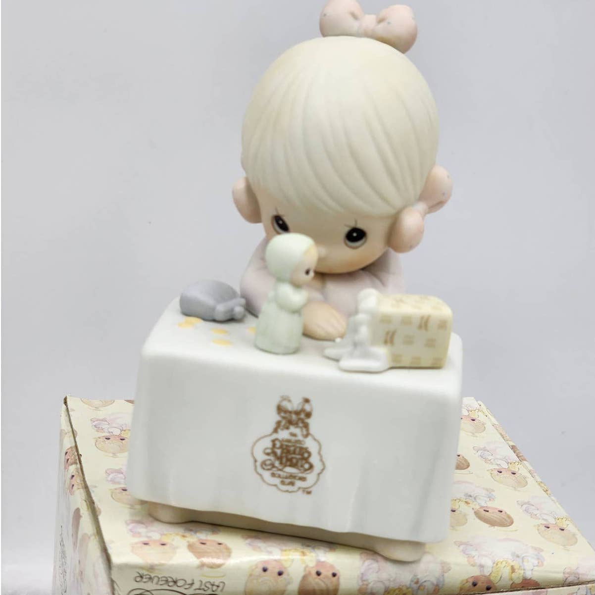 Precious Moments Figurine My Happiness C0010 1990 Symbol Membership Box Tag